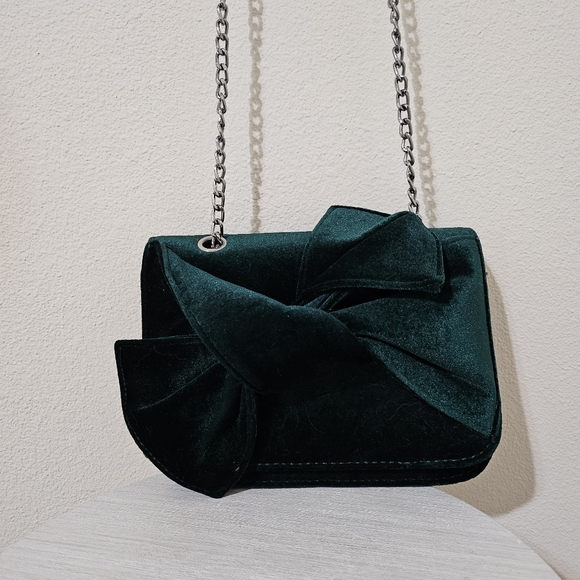 Green velvet bow with silver chain shoulder bag ๐ - Picture 1 of 6